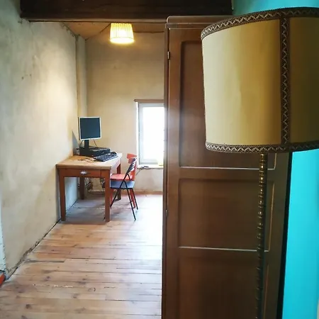 La Maison Rouge - Backpacker Hostel *