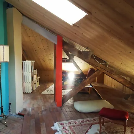 La Maison Rouge - Backpacker