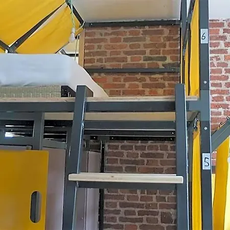 La Maison Rouge - Backpacker Hostel *