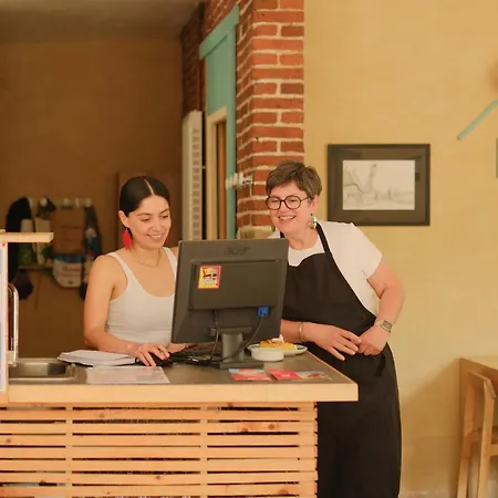 La Maison Rouge - Backpacker Hostel *