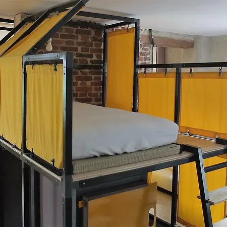 La Maison Rouge - Backpacker Hostel *